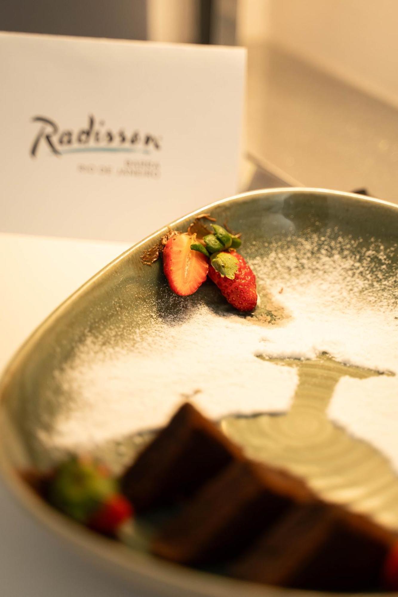 Hotel Radisson Rio De Janeiro Barra Exterior foto A dessert at the restaurant