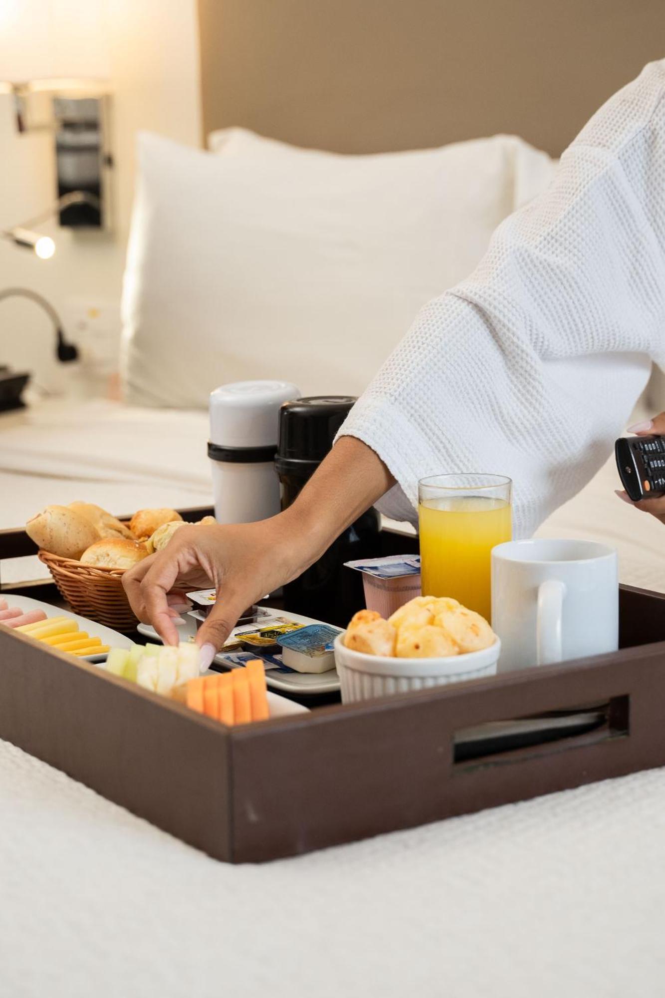 Hotel Radisson Rio De Janeiro Barra Exterior foto Room service