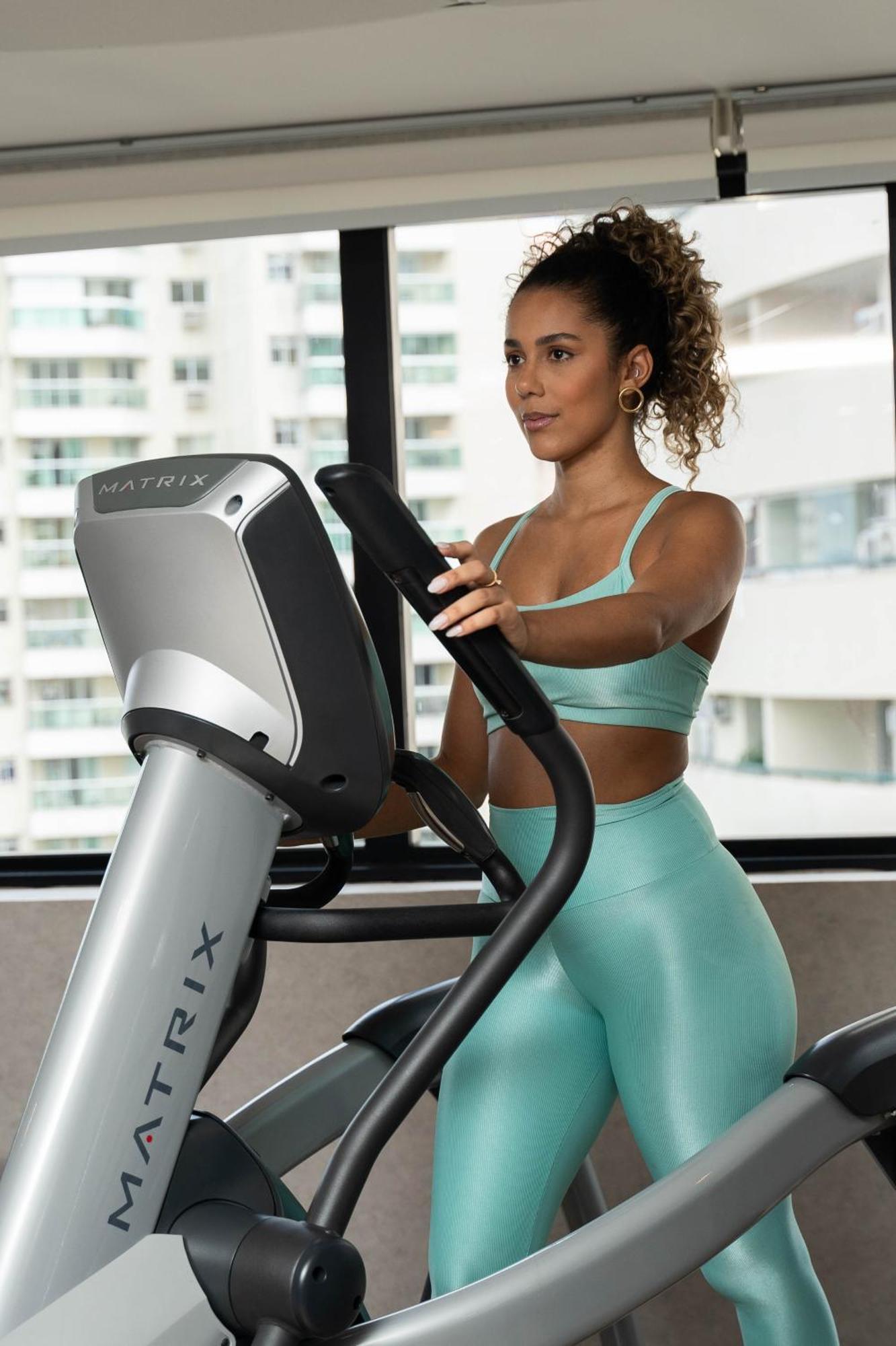 Hotel Radisson Rio De Janeiro Barra Exterior foto A woman using a cross trainer