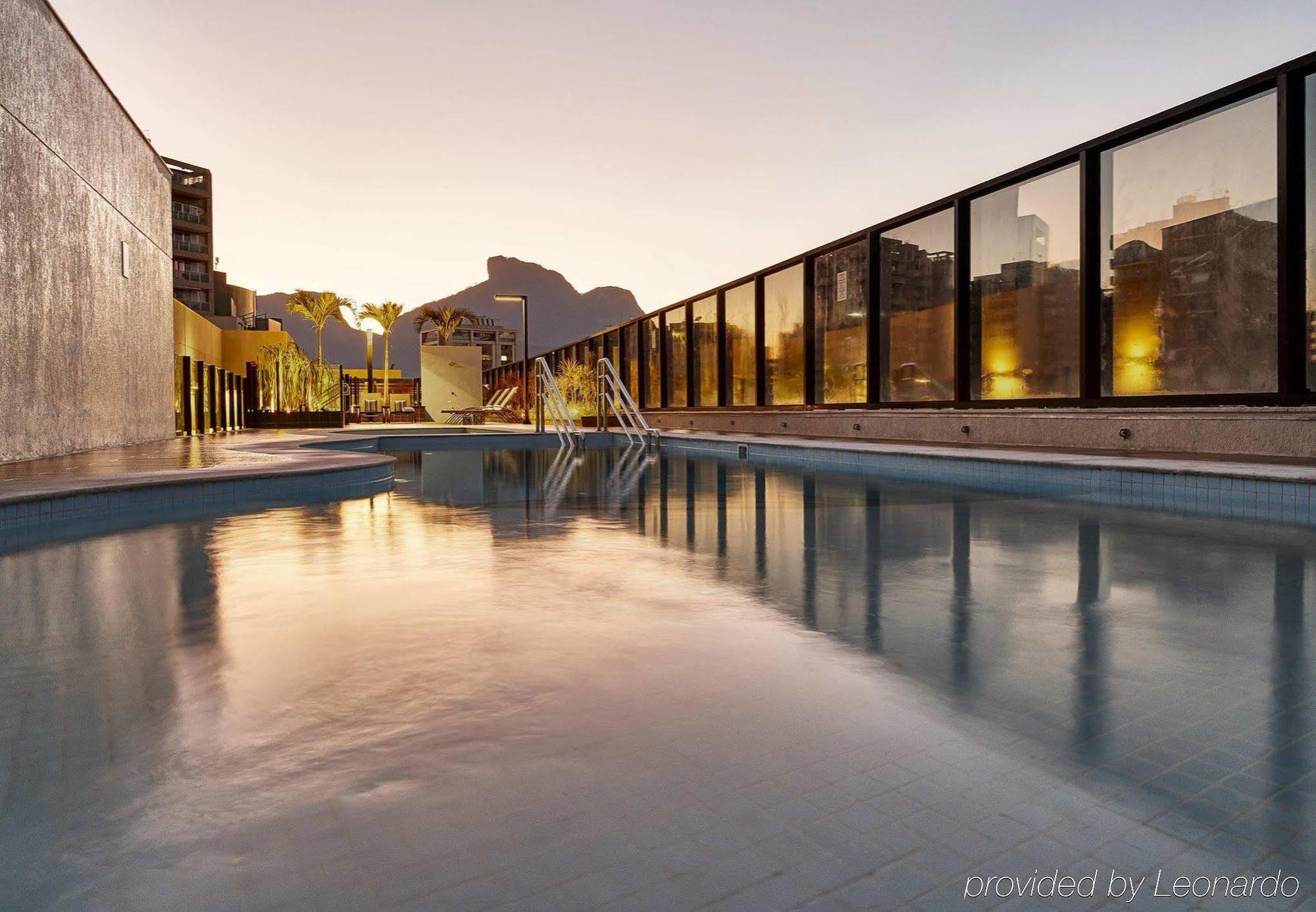Hotel Radisson Rio De Janeiro Barra Exterior foto The rooftop pool at the hotel