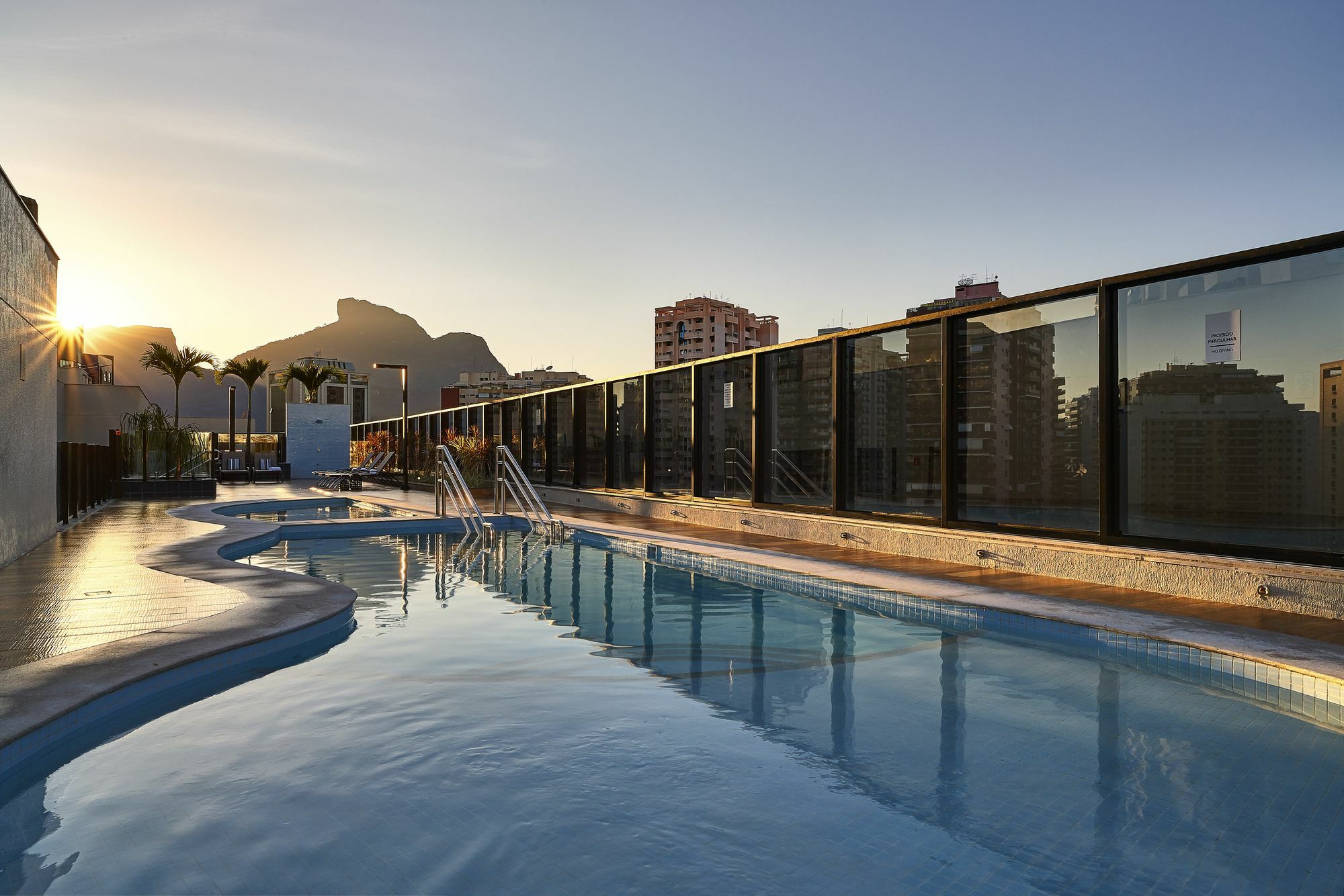 Hotel Radisson Rio De Janeiro Barra Exterior foto The rooftop pool at the hotel